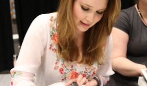 Sarah Maas signing Heir of Fire